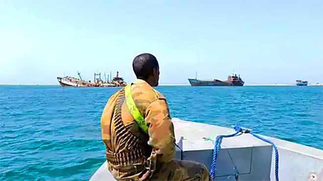 ​شبكات صومالية حوثية تستهدف السفن الهاربة من هرمز